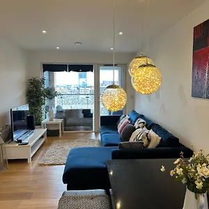 Luxury 3 Bedroom Flat In Stratford, London