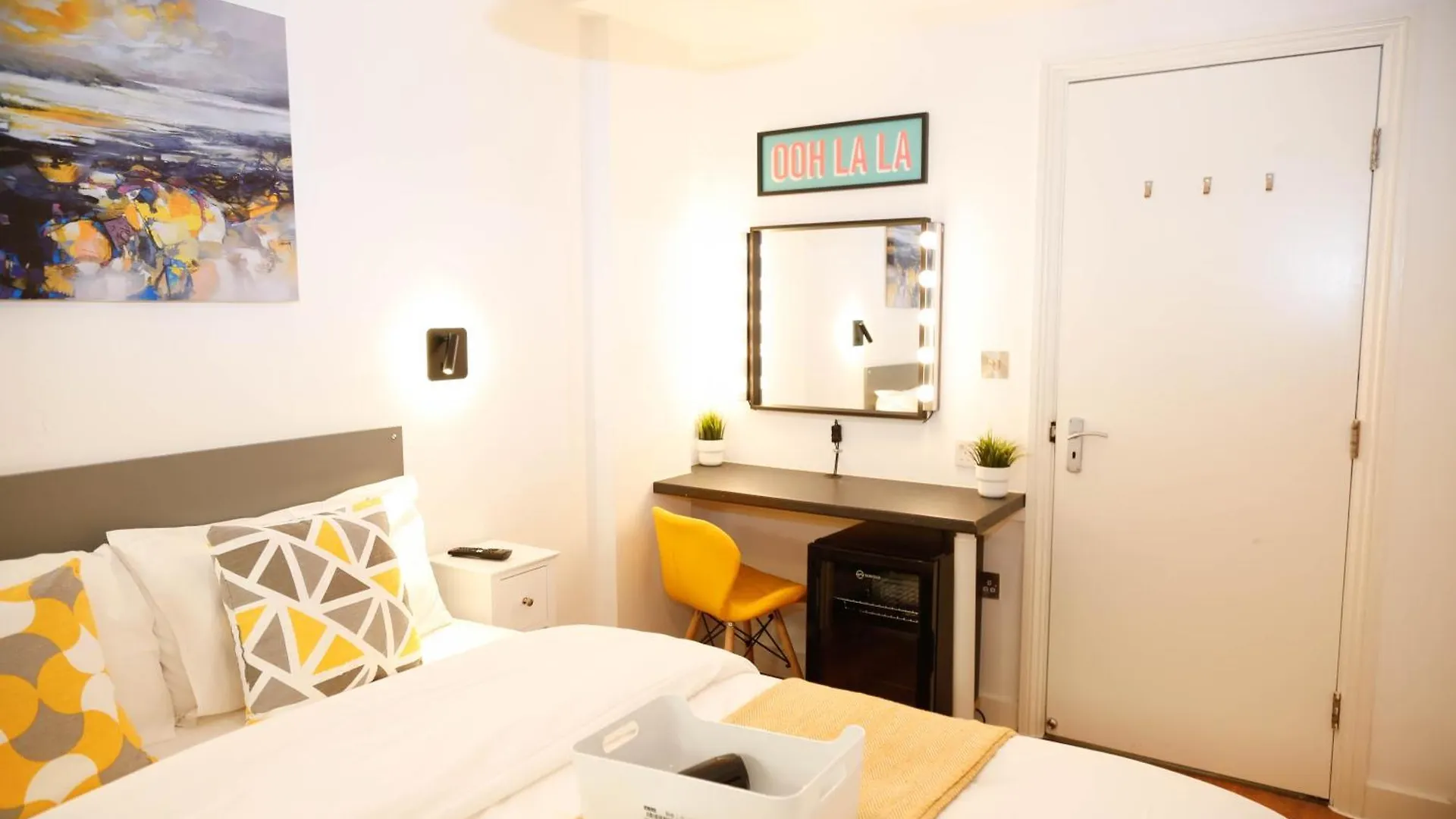 New Luxury Rooms In The Heart Of London Next To Shops, Cafes, Bars & Metro With Shared Bathrooms Privatunterkunft