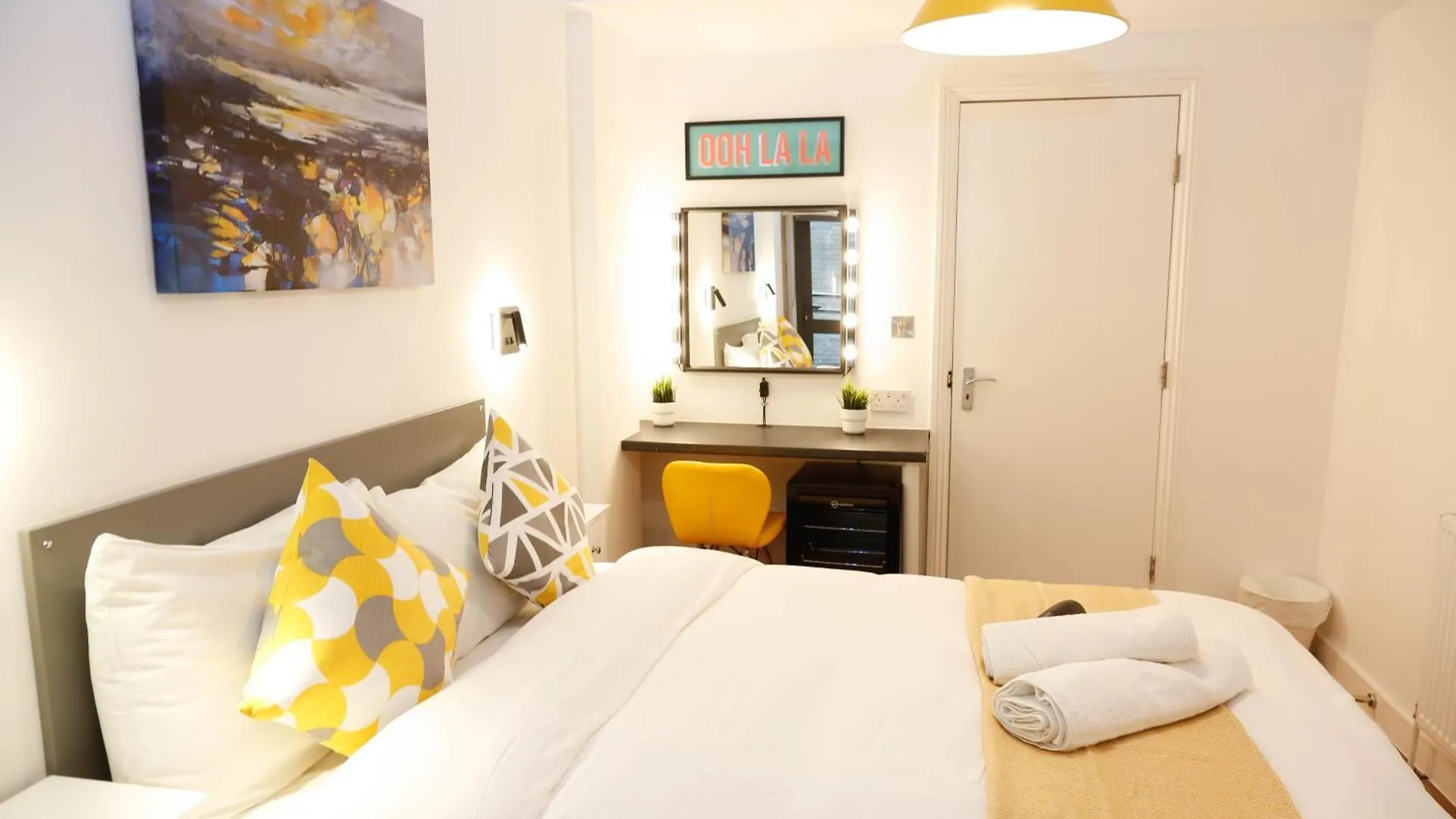 New Luxury Rooms In The Heart Of London Next To Shops, Cafes, Bars & Metro With Shared Bathrooms 0*,  Großbritannien