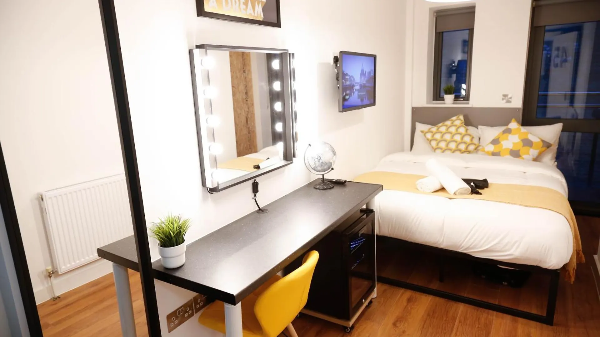 New Luxury Rooms In The Heart Of London Next To Shops, Cafes, Bars & Metro With Shared Bathrooms Privatunterkunft