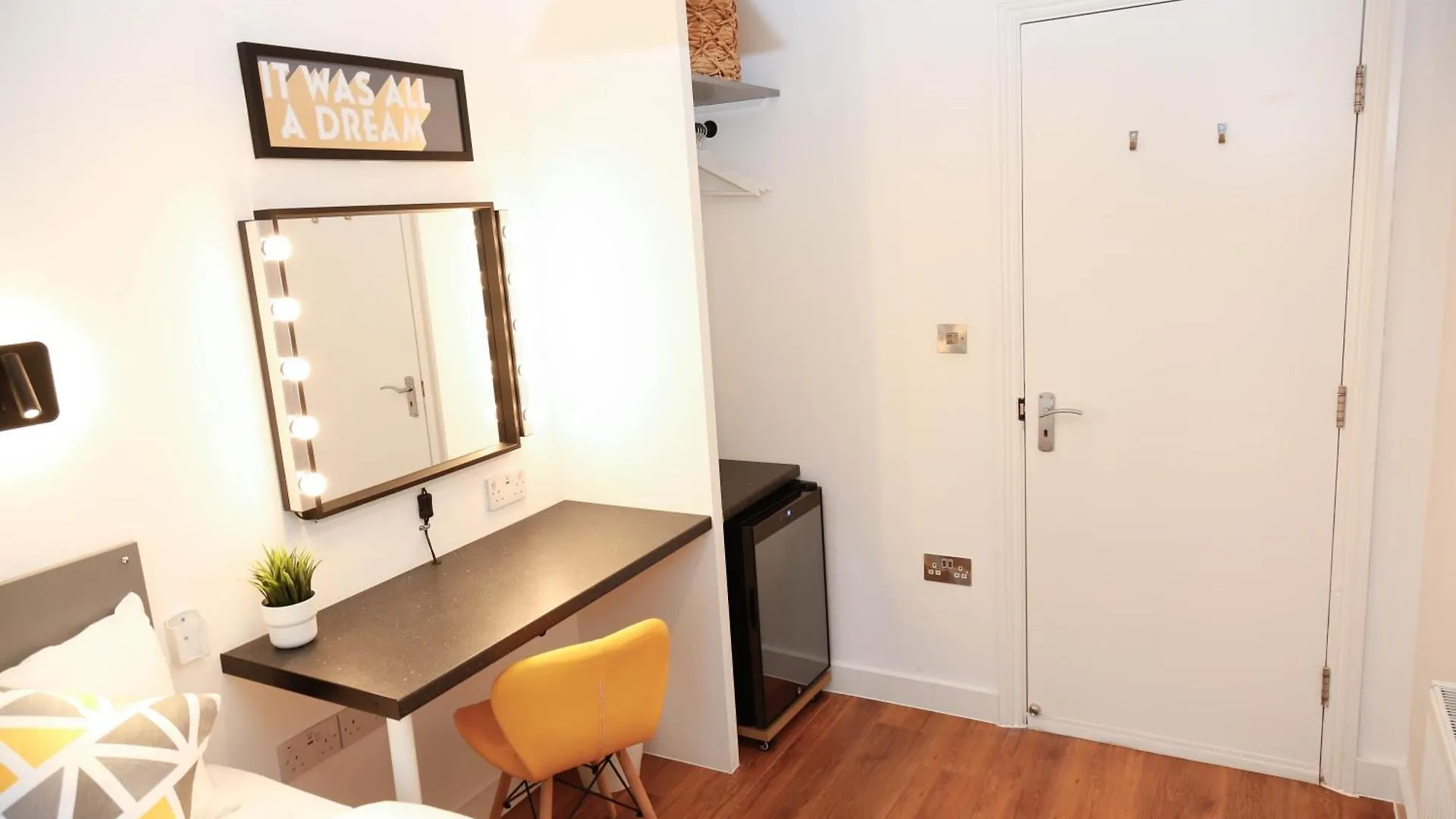 Privatunterkunft New Luxury Rooms In The Heart Of London Next To Shops, Cafes, Bars & Metro With Shared Bathrooms Großbritannien