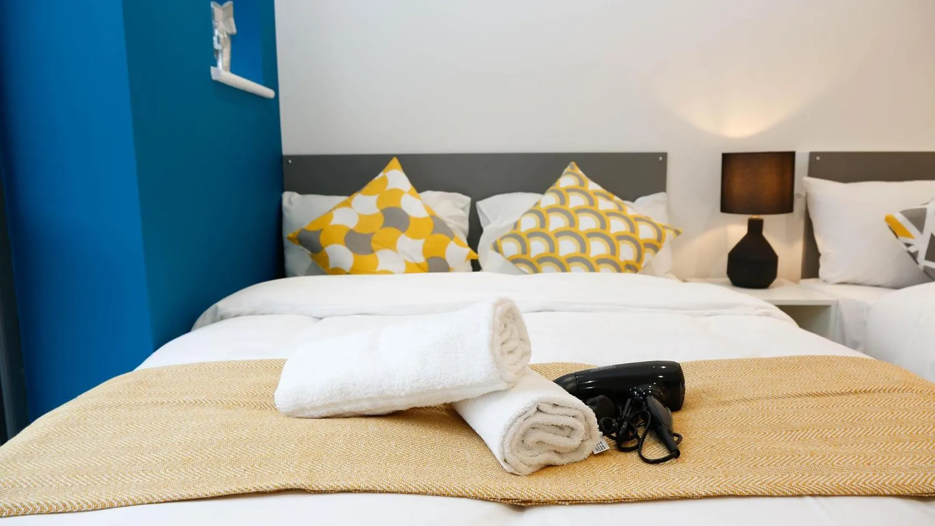 New Luxury Rooms In The Heart Of London Next To Shops, Cafes, Bars & Metro With Shared Bathrooms 0*,  Großbritannien