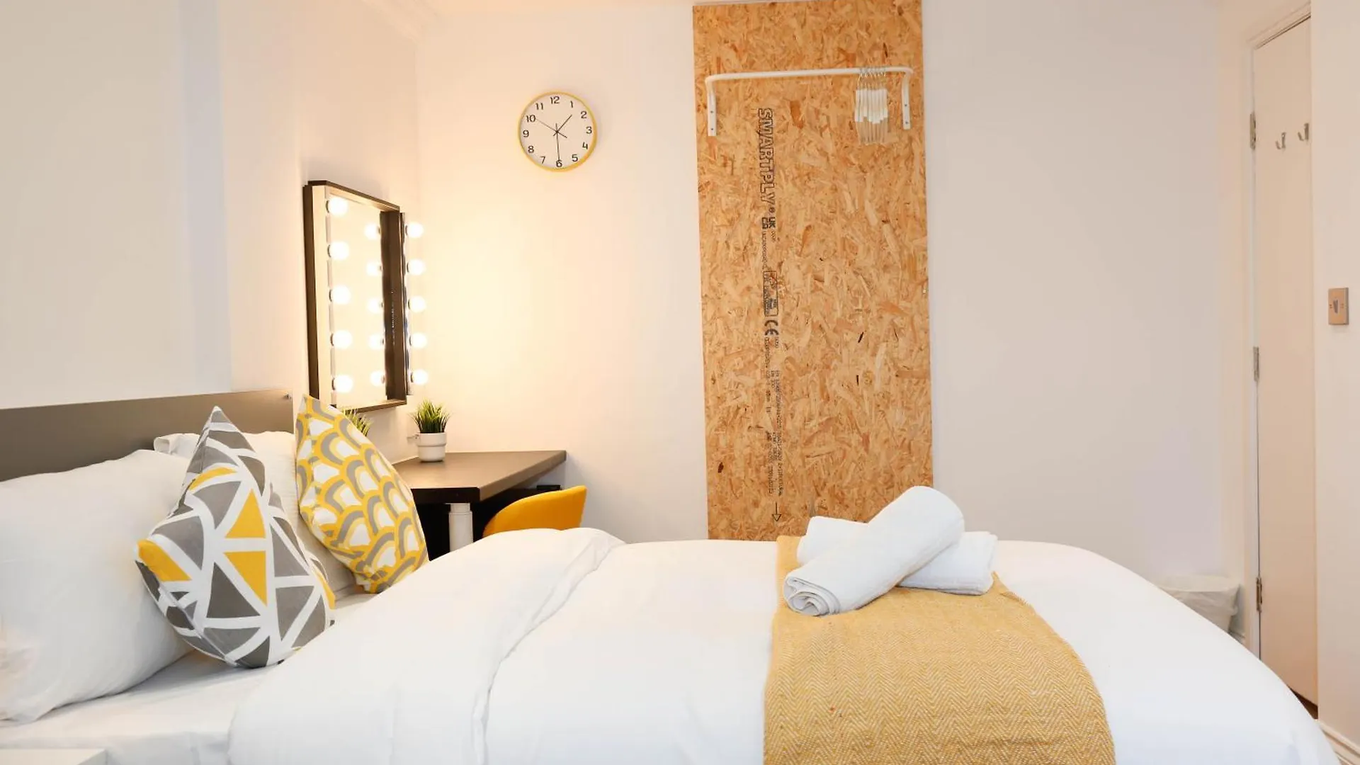 Privatunterkunft New Luxury Rooms In The Heart Of London Next To Shops, Cafes, Bars & Metro With Shared Bathrooms Großbritannien