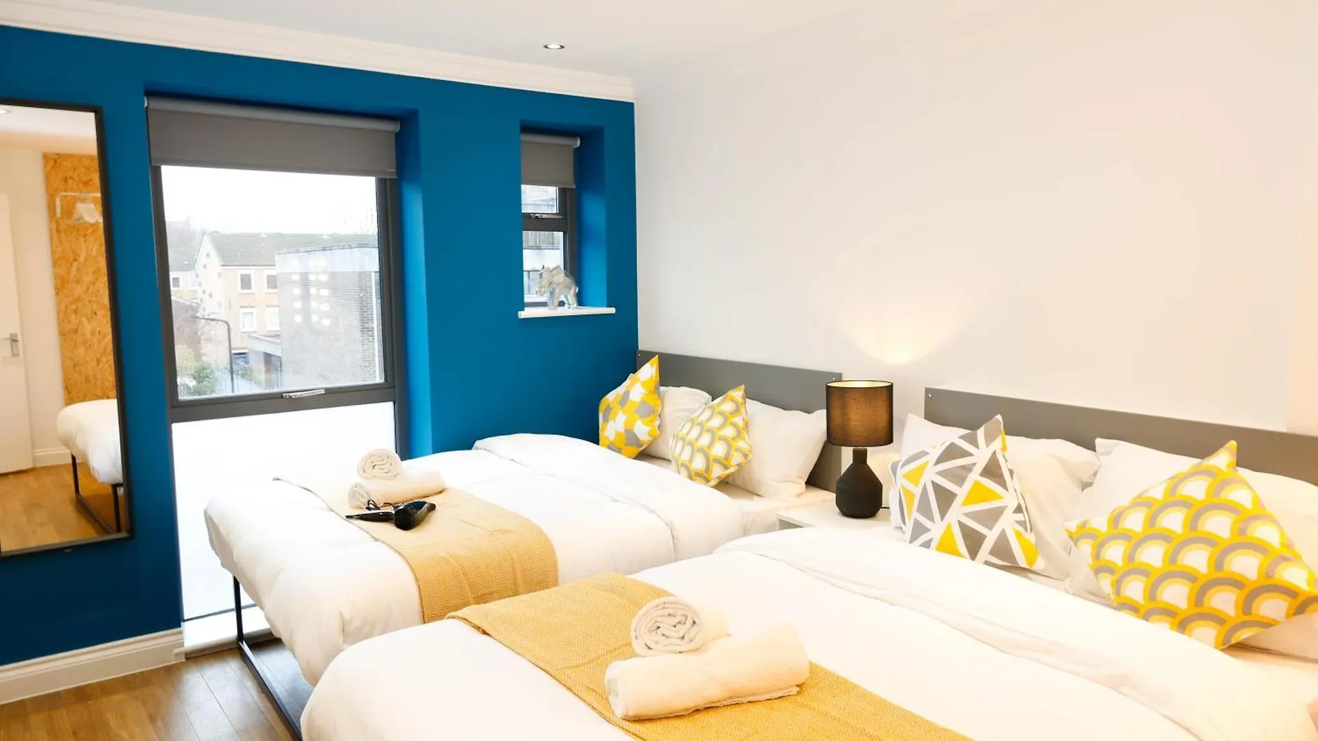 New Luxury Rooms In The Heart Of London Next To Shops, Cafes, Bars & Metro With Shared Bathrooms