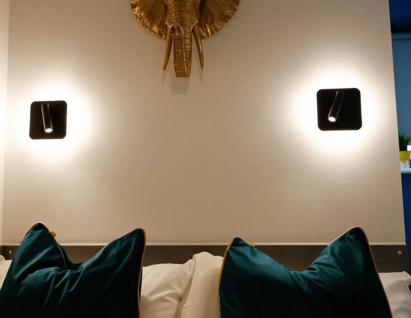 New Luxury Rooms In The Heart Of London Next To Shops, Cafes, Bars & Metro With Shared Bathrooms