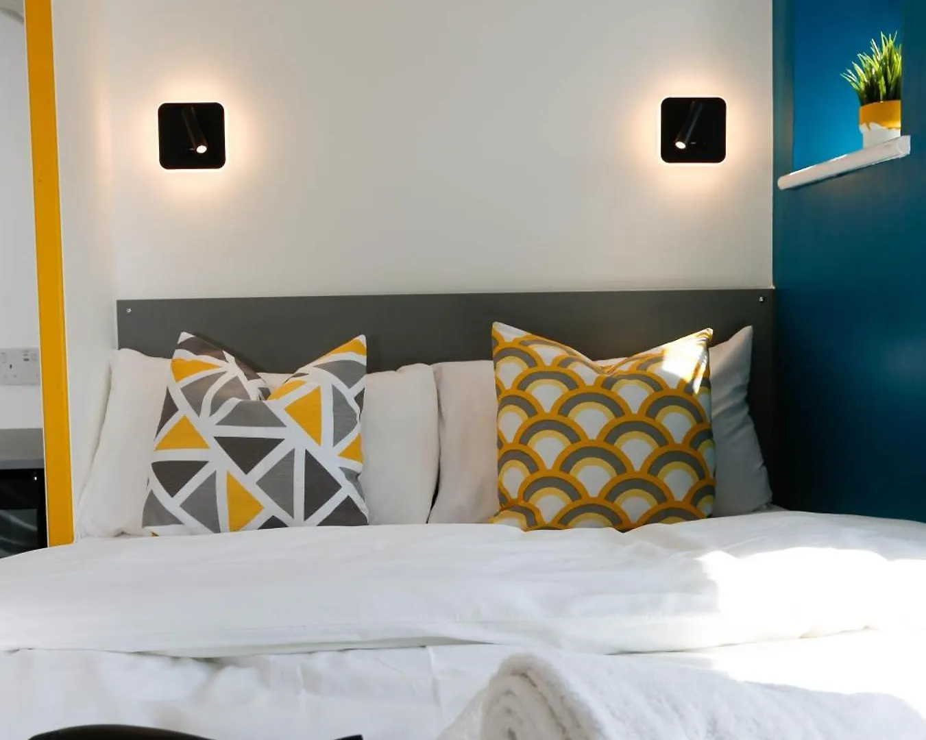 Privatunterkunft New Luxury Rooms In The Heart Of London Next To Shops, Cafes, Bars & Metro With Shared Bathrooms Großbritannien