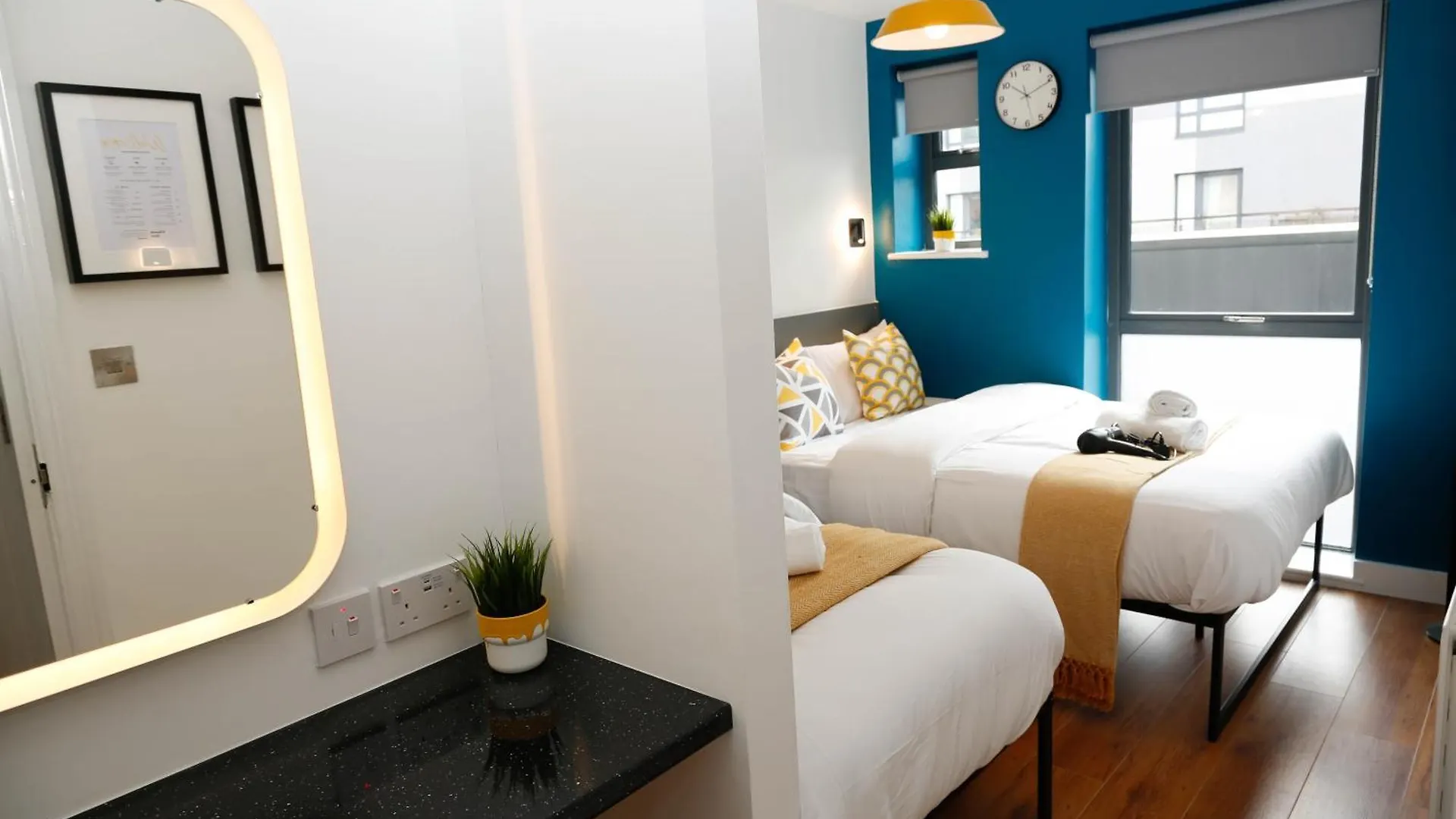 New Luxury Rooms In The Heart Of London Next To Shops, Cafes, Bars & Metro With Shared Bathrooms
